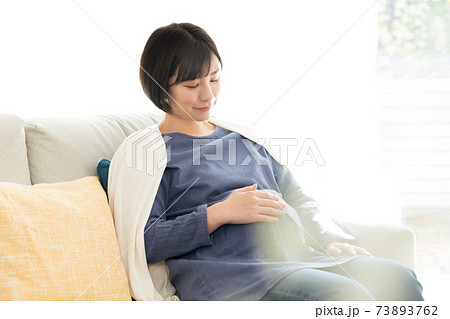 リビングで寛ぐ妊婦 リビングで寛ぐ妊婦 73893762