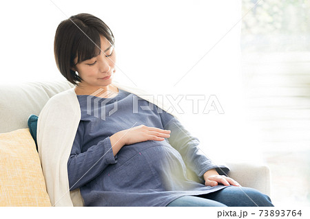 リビングで寛ぐ妊婦 リビングで寛ぐ妊婦 73893764