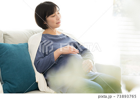 リビングで寛ぐ妊婦 リビングで寛ぐ妊婦 73893765