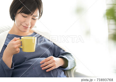リビングで寛ぐ妊婦 リビングで寛ぐ妊婦 73893768