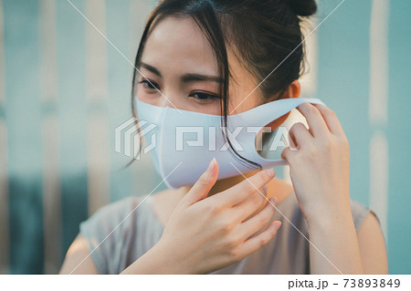 マスクをする女性 マスクをする女性 73893849