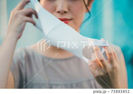マスクをする女性 マスクをする女性 73893852