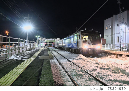 夜の鰺ケ沢駅とリゾートしらかみ（青池編成） 73894039