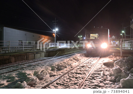 夜の鰺ケ沢駅とリゾートしらかみ(青池編成) 夜の鰺ケ沢駅とリゾートしらかみ(青池編成) 73894041