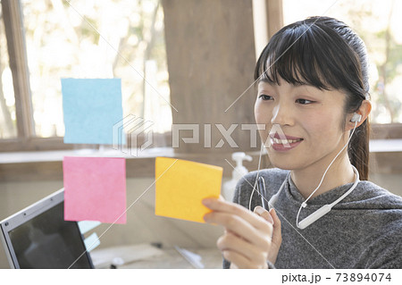 リモートワークの女性 73894074