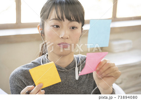 リモートワークの女性 73894080