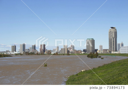 足立区鹿浜より上流を望む：濁流の荒川放水路（令和元年台風19号） 73894173