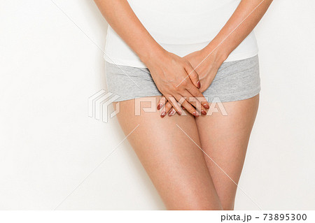 股をおさえる女性. 73895300