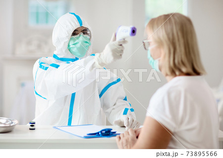 Coronavirus outbreak. Doctor and covid-19 patient. 73895566