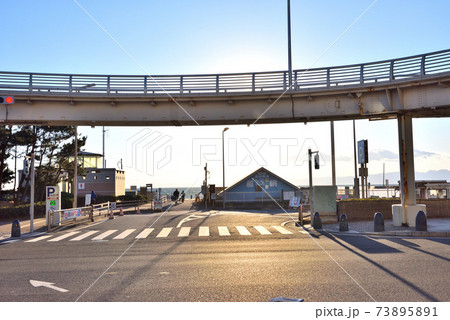 湘南西浜サークル歩道橋下から見える湘南海岸 73895891