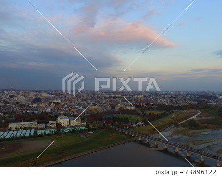 多摩川右岸から眺めた「日野橋」〜ドローンで空撮(東京都日野市) 多摩川右岸から眺めた「日野橋」〜ドローンで空撮(東京都日野市) 73896122