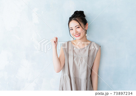 20代女性 73897234