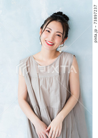 20代女性 73897237