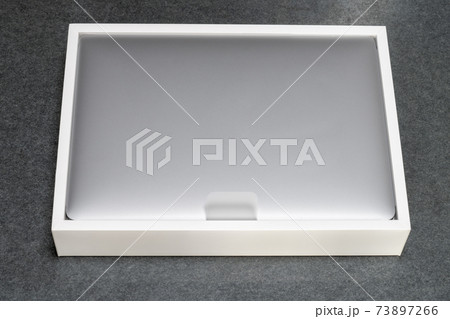 開封したばかりのノートパソコン 73897266