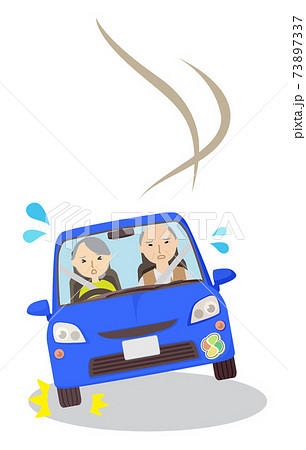 車をスリップさせてしまうおばあさんと同乗するおじいさん 73897337
