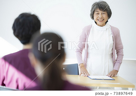 働くシニア 看護師 働くシニア 看護師 73897649