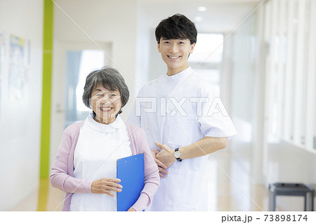 働くシニア 働くシニア 73898174
