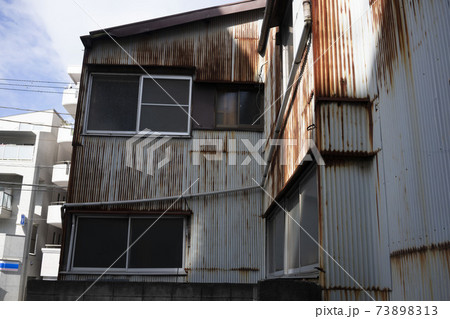 トタン作りの錆びた工場の壁/工事現場/町工場/廃墟 トタン作りの錆びた工場の壁/工事現場/町工場/廃墟 73898313
