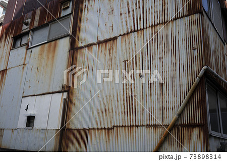 トタン作りの錆びた工場の壁/工事現場/町工場/廃墟	 73898314