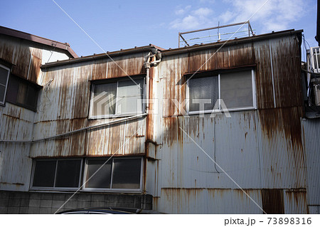 トタン作りの錆びた工場の壁/工事現場/町工場/廃墟	 73898316