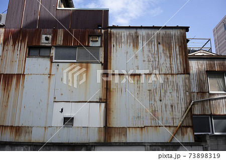 トタン作りの錆びた工場の壁/工事現場/町工場/廃墟 トタン作りの錆びた工場の壁/工事現場/町工場/廃墟 73898319