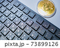 ビットコインとキーボード 73899126
