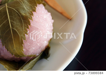 白い小皿に盛られた桜餅3 白い小皿に盛られた桜餅3 73899384