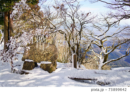 大山山頂の石碑と風景 73899642