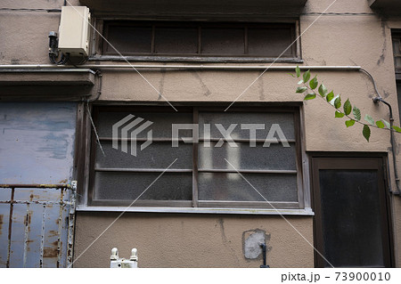 日本の木造モルタル住宅の古い窓,鉄格子,開かずの窓 73900010