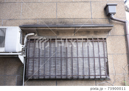 日本の木造モルタル住宅の古い窓,鉄格子,開かずの窓 73900011