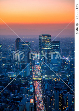 日本の東京都市景観 変貌する渋谷 超高層ビルが林立する未来都市へ 夜景 の写真素材