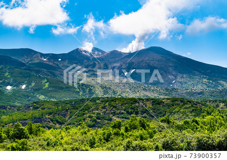 北海道美瑛町　十勝岳望岳台から望む十勝岳 73900357