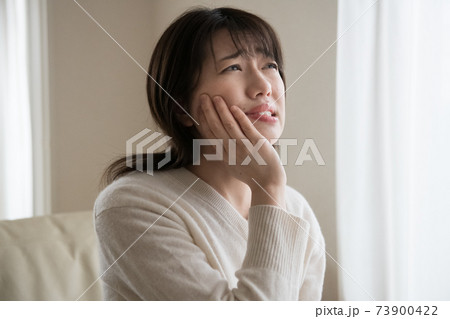 虫歯・歯痛・歯が痛む女性 73900422