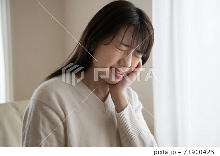 虫歯・歯痛・歯が痛む女性 73900425