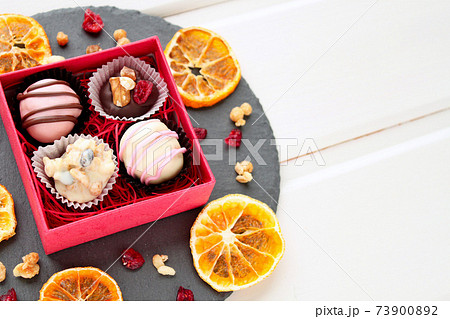 手作りチョコ ドライフルーツで華やかバレンタインの写真素材 手作りチョコ ドライフルーツで華やかバレンタインの写真素材