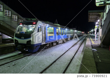 夜の鰺ケ沢駅とリゾートしらかみ（青池編成） 73900921