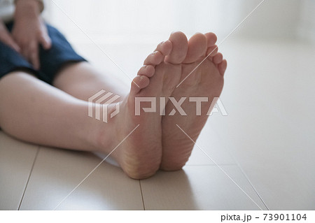 Image of a woman whose soles / barefoot women's - Stock Photo [73901104]  - PIXTA