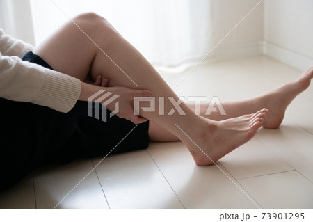 足のむくみをケアする女性 ふくらはぎをマッサージする女性の写真素材 73901295 Pixta