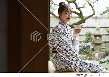 旅館でくつろぐ浴衣姿の若い女性 73901878