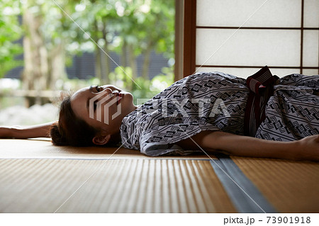 旅館でくつろぐ浴衣姿の若い女性 73901918