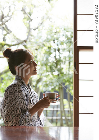 旅館でリラックスする浴衣姿の若い女性 旅館でリラックスする浴衣姿の若い女性 73902182