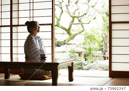 旅館でリラックスする浴衣姿の若い女性 旅館でリラックスする浴衣姿の若い女性 73902247