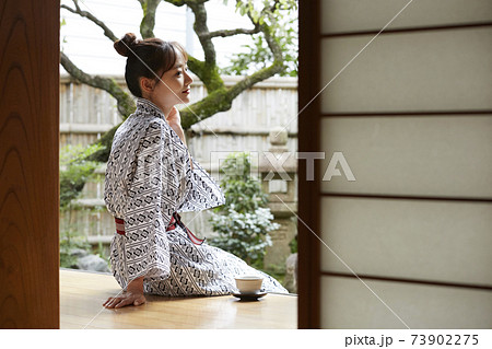 旅館でリラックスする浴衣姿の若い女性 旅館でリラックスする浴衣姿の若い女性 73902275