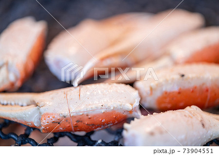 ズワイガニ爪　七輪で炭火焼き 73904551