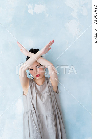 断る20代女性 73905633