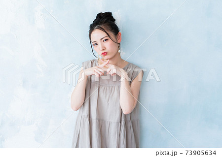 断る20代女性 73905634