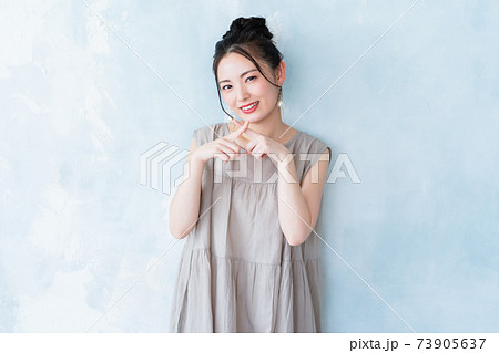 断る20代女性 73905637
