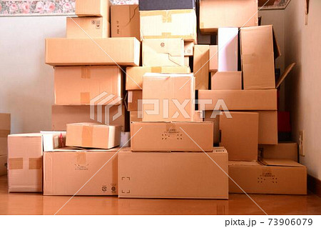 壁に高く積み上げられた段ボール 壁に高く積み上げられた段ボール 73906079