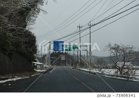 寒波襲来　雪が降る国道490号線十文字交差点付近 73906341
