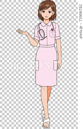ピンクのナース服の若い女性看護師、笑顔でご案内 73906782